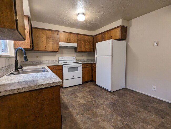 Building Photo - Great 2-Story, 2-Bedroom, 1.5-Bath Duplex ...