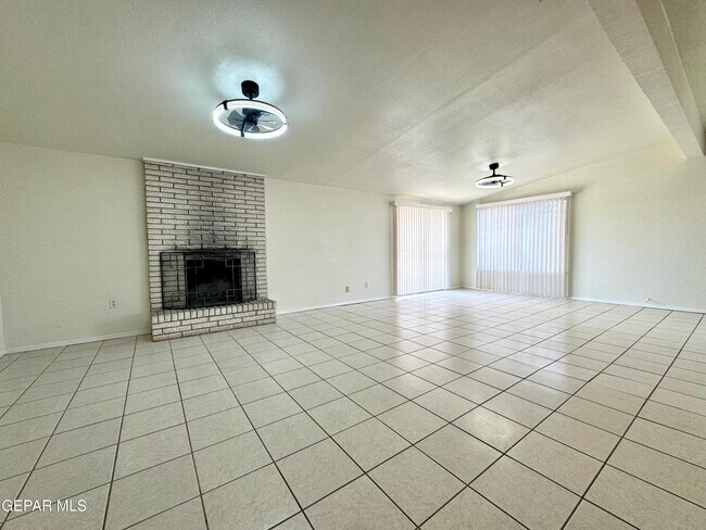 Building Photo - 9928 Acer Ave