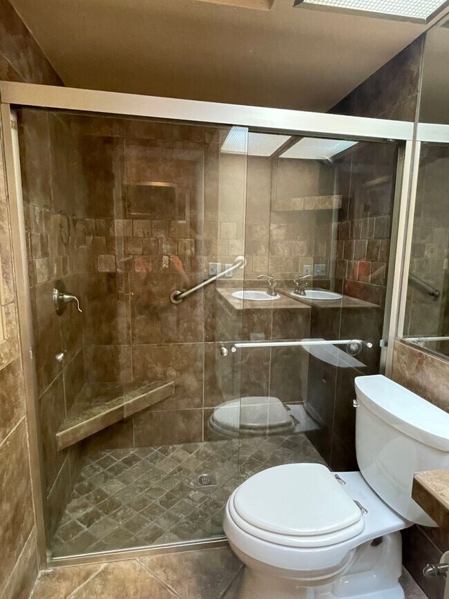 Building Photo - Desirable Windsor Beach Condo! Unfurnished...