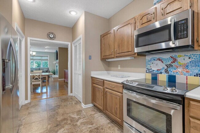 Building Photo - 2 Bedroom, 2 Full Bathroom Condo in a Gated Keowee Key Community