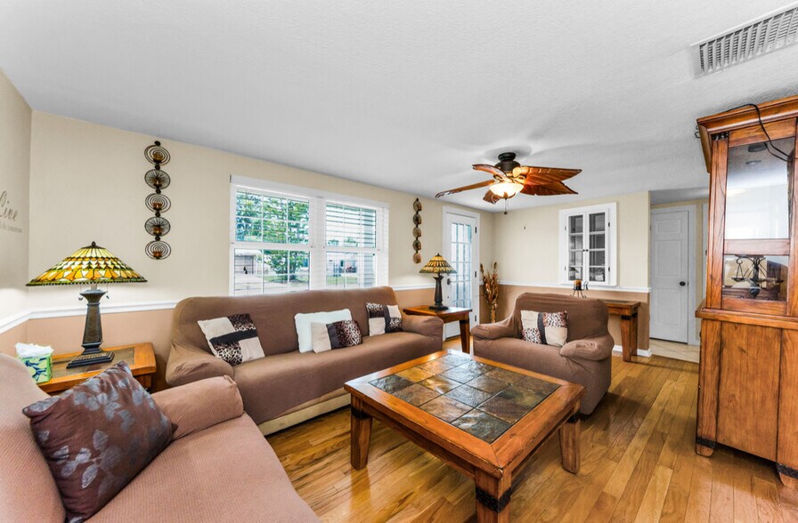 Main living room - 3931 Sail Dr