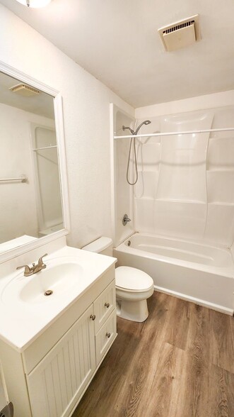 Building Photo - 486 Tamarack St