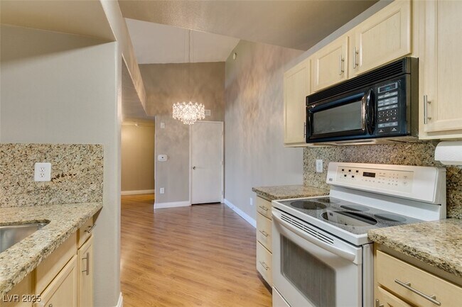 Building Photo - 950 Seven Hills Dr
