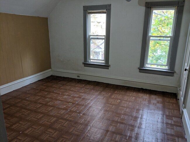 Building Photo - 204 S 6th Ave