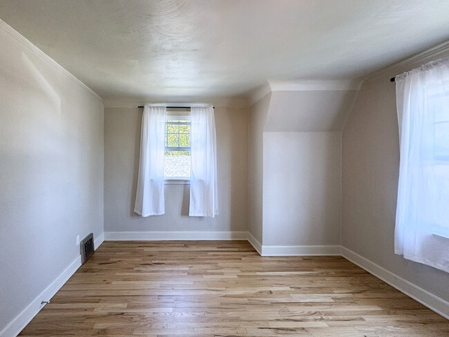 Building Photo - 540 Van Buren St