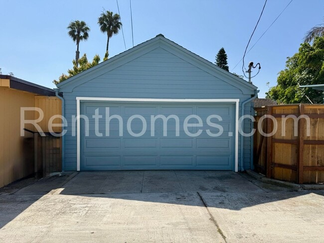 Building Photo - 2676 Narcissus Dr