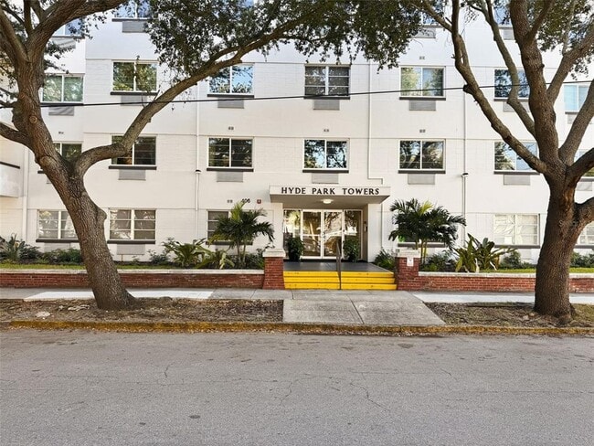 Building Photo - 406 S Cedar Ave