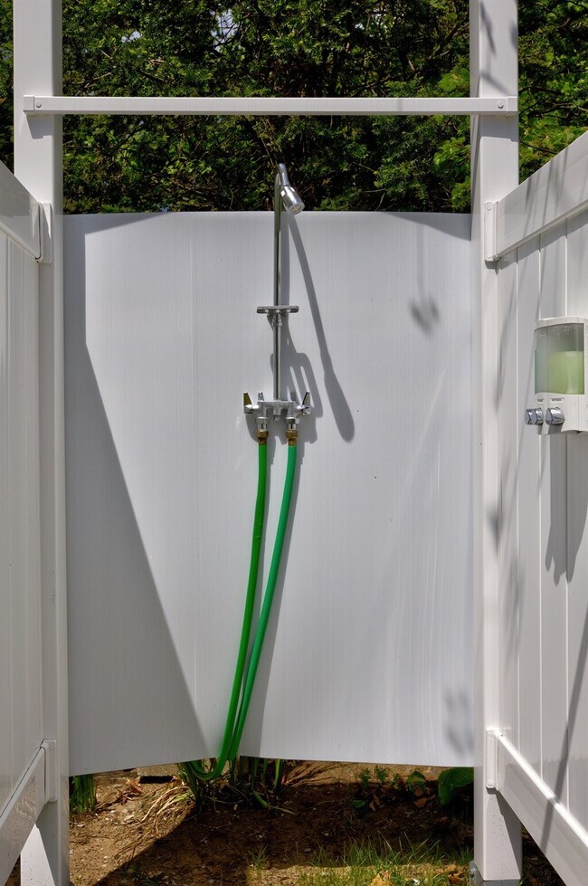 Building Photo - 10 James Dr