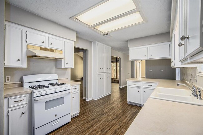 Building Photo - 22807 Canyon Lake Dr
