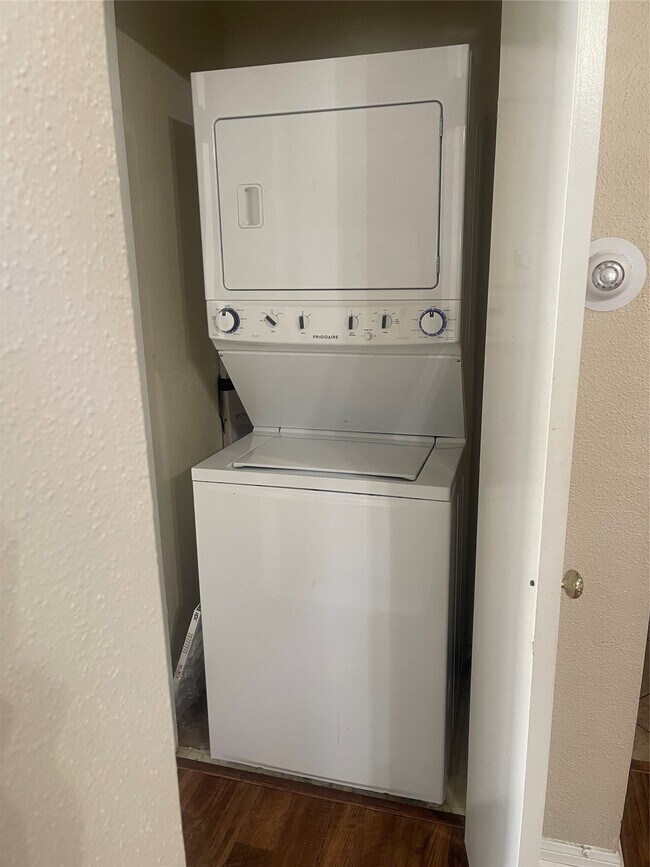 Building Photo - 2121 El Paseo St