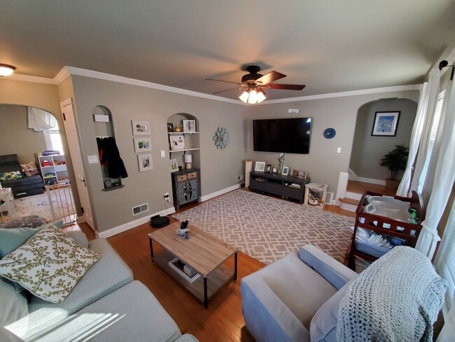 Building Photo - Cute 2 bedroom cape cod