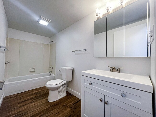 Building Photo - 2402 Marquette Rd