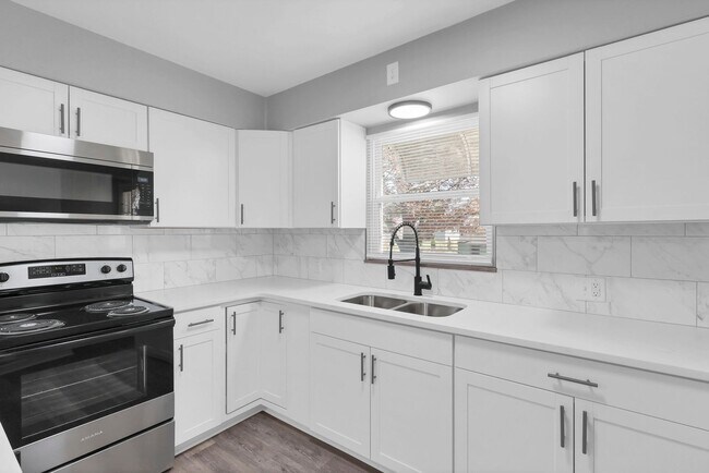 Primary Photo - 1820 Oakwood Ave