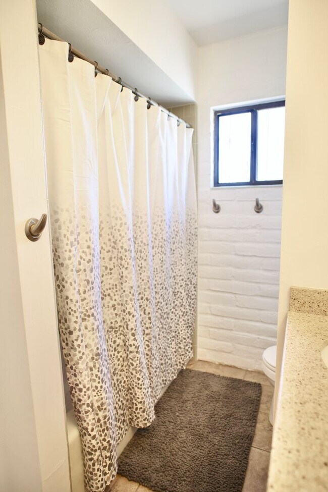 Building Photo - 4 Bedroom Furnished in Catalina Foothills ...