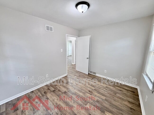 Building Photo - 3040 S Edgeware Rd