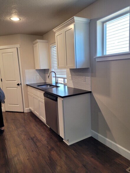 Building Photo - 3170 NE Coho St