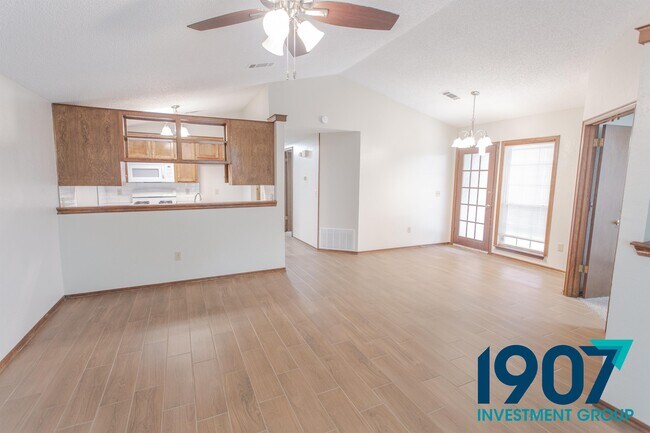 Building Photo - 2102 Briarcliff Dr
