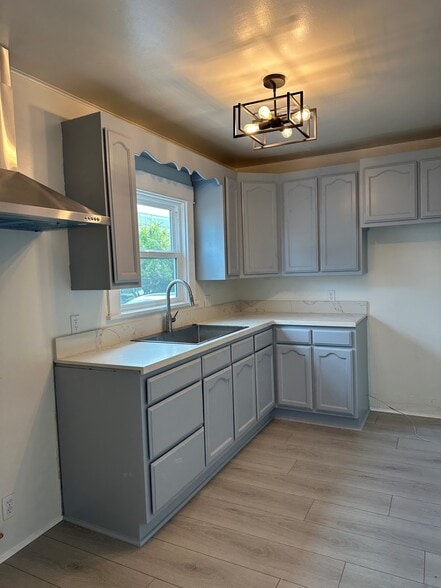 Building Photo - 205 W Palmer Ave