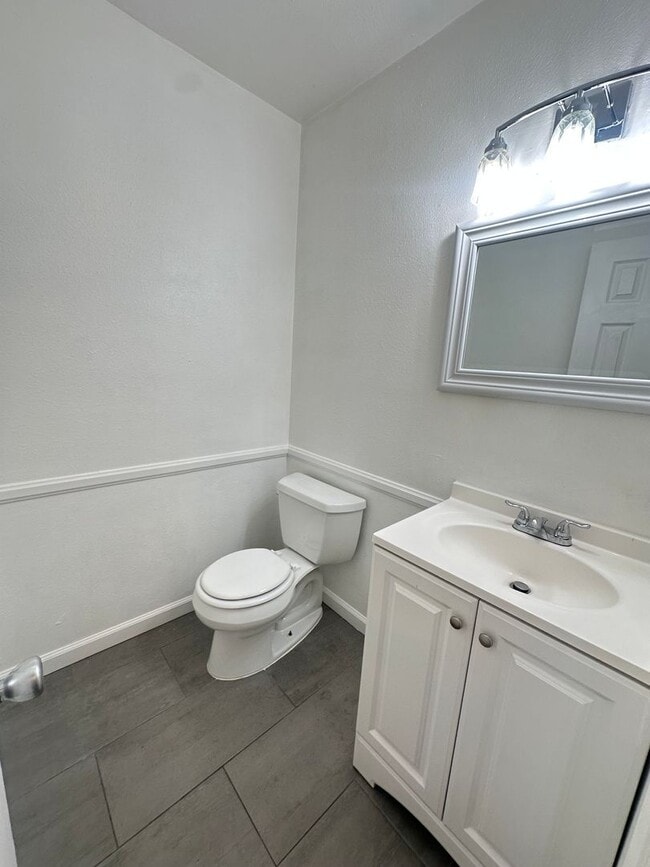 Building Photo - Spacious 3BR/2.5BA updated 2-story townhou...