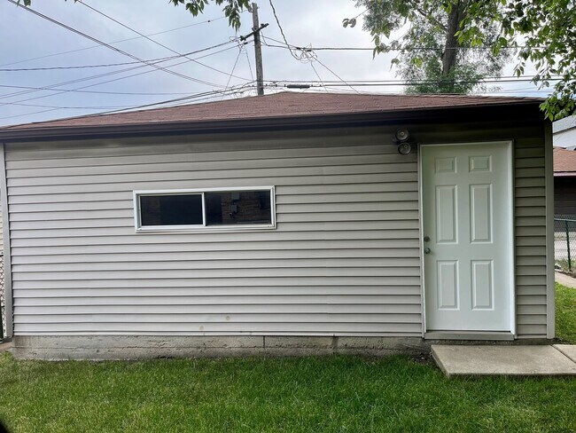 Building Photo - 9334 S Paxton Ave