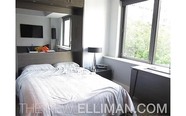 Building Photo - 305 W 16th St