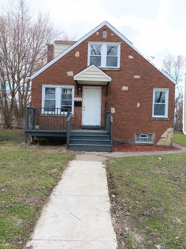 Building Photo - 4 Bedroom 2 Bathroom Home