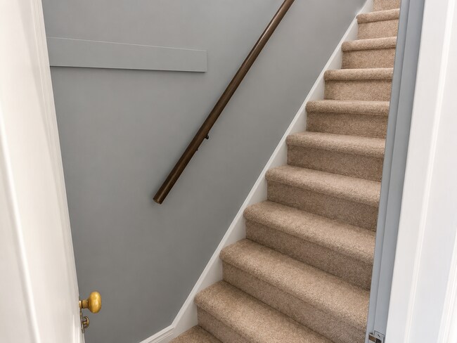 Building Photo - Available Stunning 5-Bedroom, 3-Bath Townhome with High-End Finishes