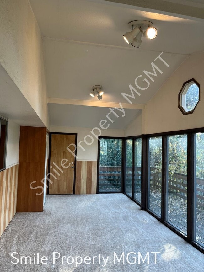 Building Photo - A charming ranch-style single-family home located in the Milwaukie area.