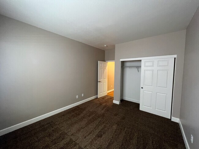 Building Photo - 4 bedroom home with 3 car garage in Patterson!