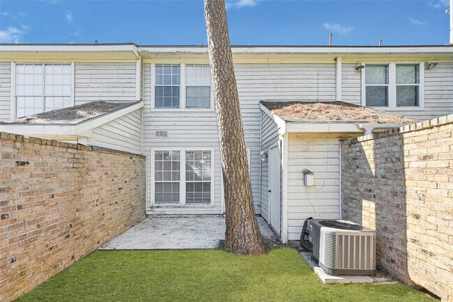 Building Photo - 2030 Plantation Dr