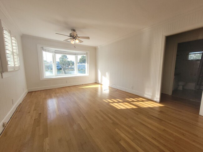 Building Photo - LARCHMONT