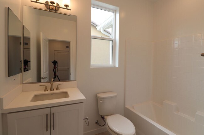 Building Photo - 1713 River Vis