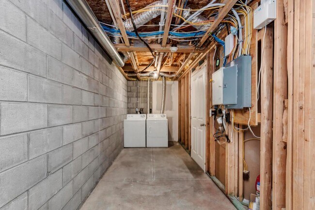 Building Photo - 6479 Walnut Fork Dr