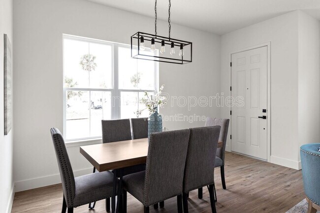 Building Photo - 454 Goodall Ave