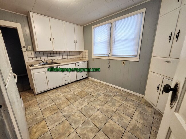 Building Photo - New Listing in Fort Wayne