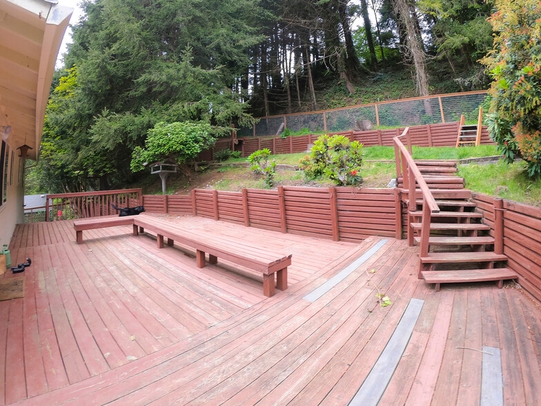 backyard - 913 NE Lakewood Dr