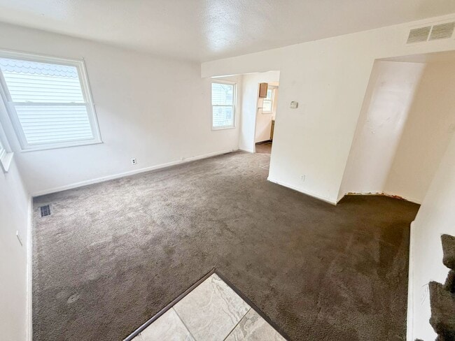Building Photo - 3 BED 1 BATH SINGLE FAMILY HOME!
