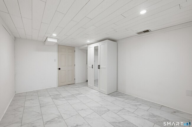 Building Photo - 24 Hollow Wood Ln