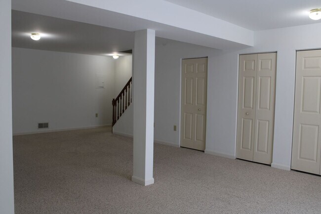 Building Photo - Town Home