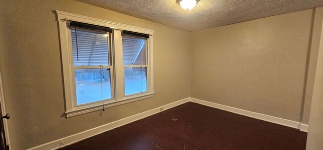 Building Photo - 3 Bed - 1.5 Bath - Single Family Home