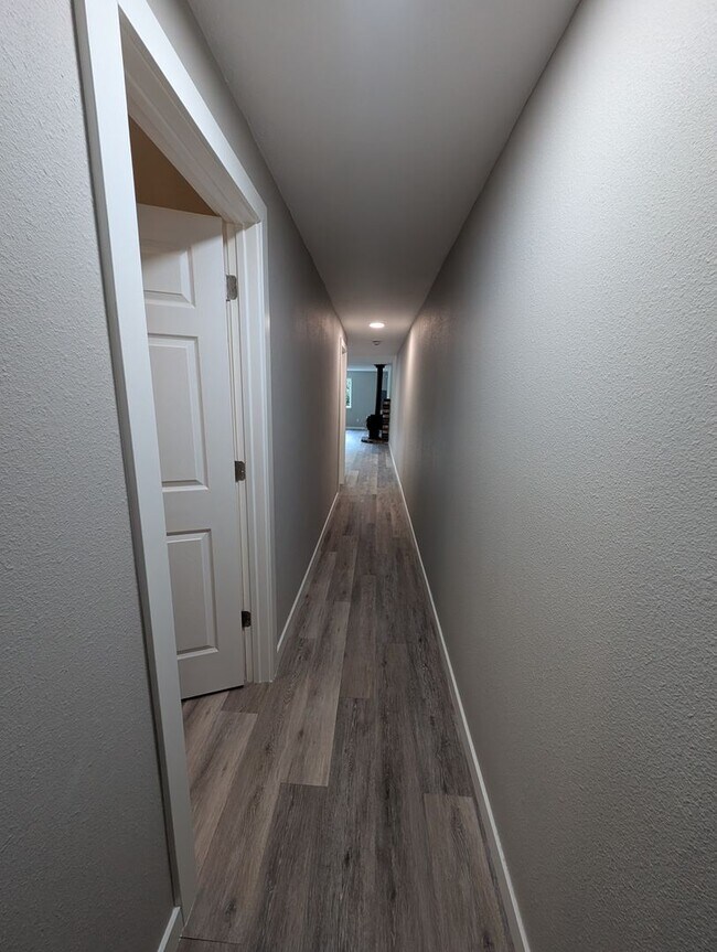 Building Photo - Large, Remodeled 2 Bedroom Duplex Unit on ...