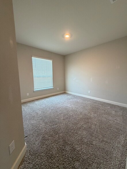 Building Photo - 925 Emerson Dr