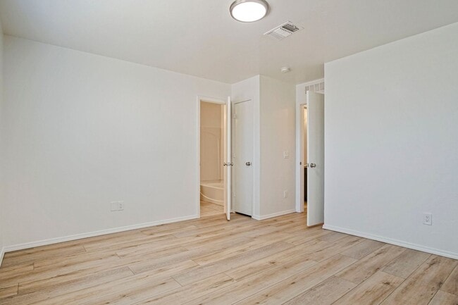 Building Photo - Beautiful 2 Bedroom - 2 Bathroom in Deer C...