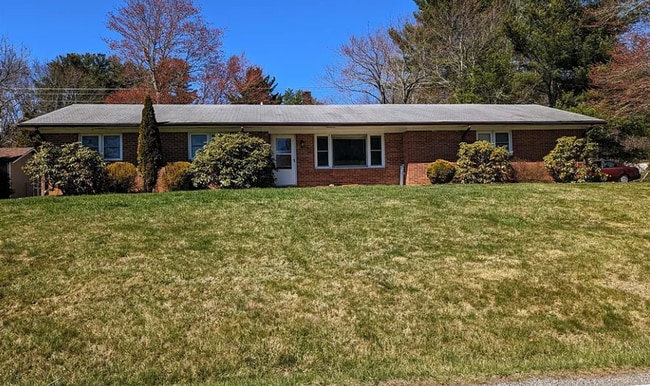Building Photo - 4 Bedroom Ranch- Close to Town!
