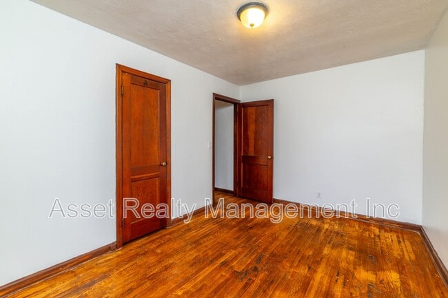 Building Photo - 5501 Lake Shore Dr