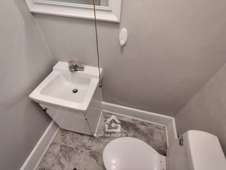 Building Photo - 903 College Dr