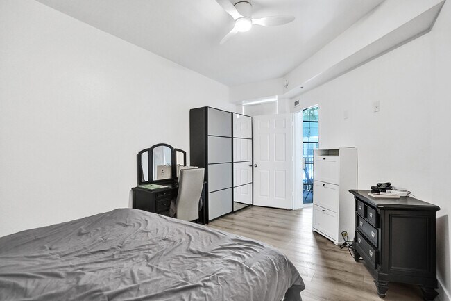 Building Photo - 533 NE 3rd Ave