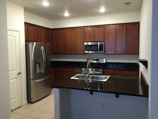 Building Photo - Lake View Resort Style Condo - Garage & Po...