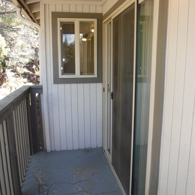 Building Photo - Conveniently Located 2 Bed/1 Bath Unit on ...