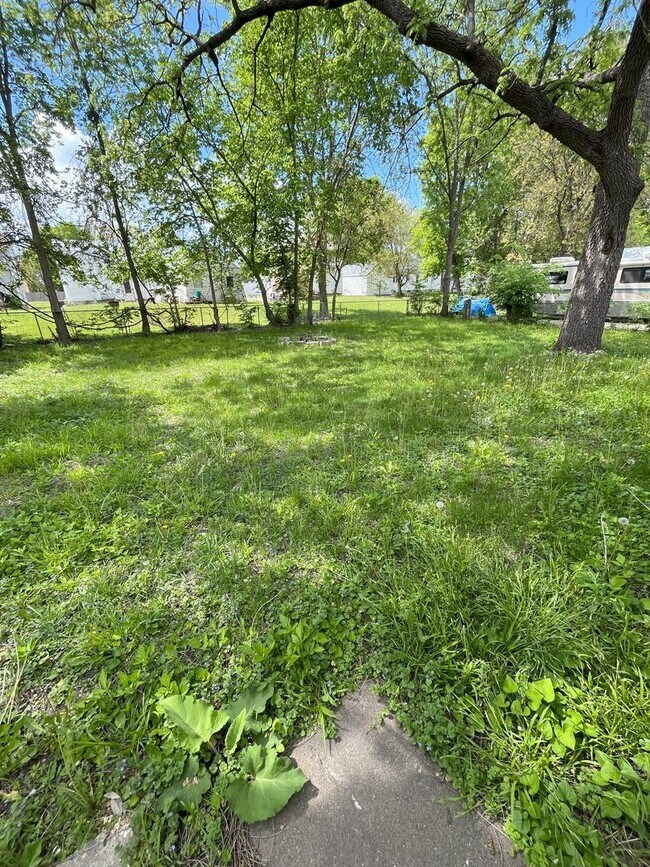 Building Photo - Charming 1 Bedroom Home with Large Yard & Garage